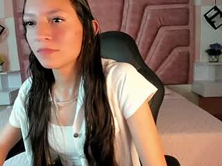 mia_velmont live webcam thumbnail