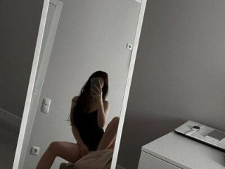 mila_glow1 live webcam thumbnail