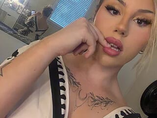 mila_kween live webcam thumbnail