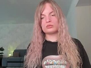 millikira006 live webcam thumbnail