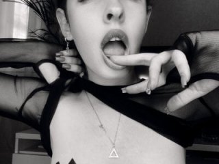 MollyBer live webcam thumbnail