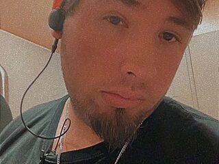 MommaBoi24 live webcam thumbnail