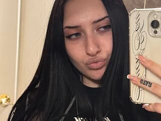 MonicaLowes live webcam thumbnail