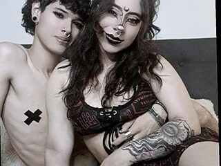 Moonandzukko live webcam thumbnail