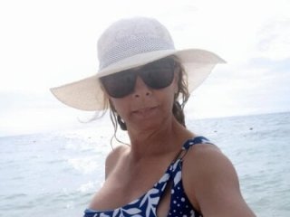 mommysarax live webcam thumbnail