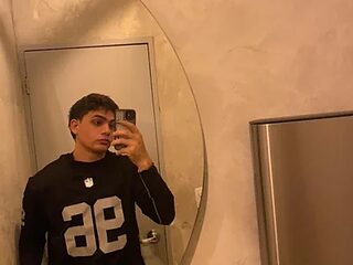 MrAdonis_ live webcam thumbnail