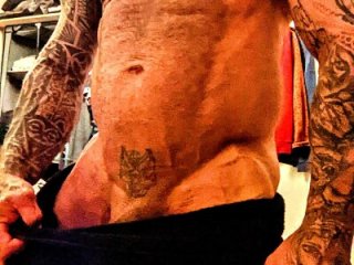 muscle1976 live webcam thumbnail
