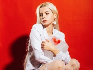 Naomi_Demio live webcam thumbnail