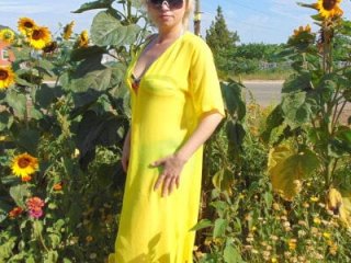 NaughtyMILF4UX live webcam thumbnail