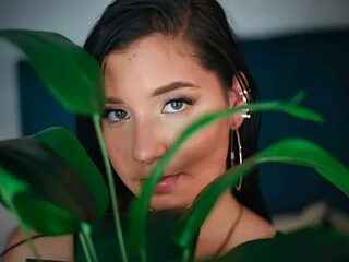 nathalymooree live webcam thumbnail
