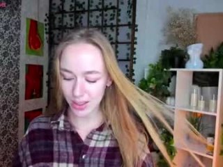 nikki_cuddle live webcam thumbnail