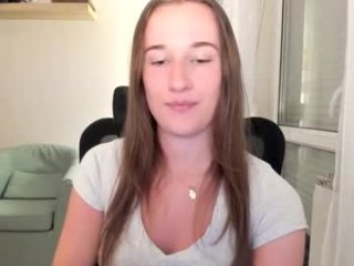 oliviaaa2003 live webcam thumbnail