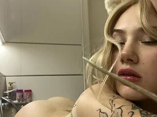 petite_temptresss live webcam thumbnail