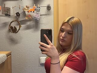 Phoebe_Peach live webcam thumbnail