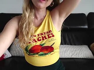pinkpussyhere live webcam thumbnail