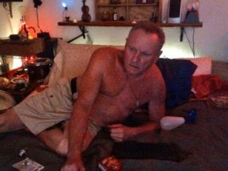 Pussyeat2please live webcam thumbnail