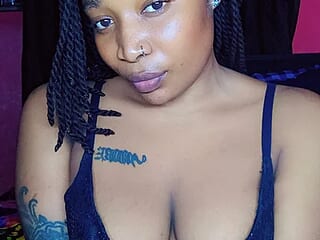 QUEENMIRAA live webcam thumbnail