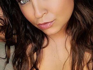raea_quinn live webcam thumbnail