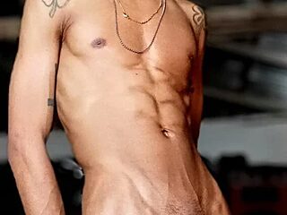 rich_little_brunette18 live webcam thumbnail