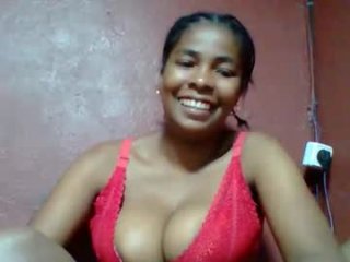 rovaelyah live webcam thumbnail