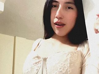 sarah12333 live webcam thumbnail