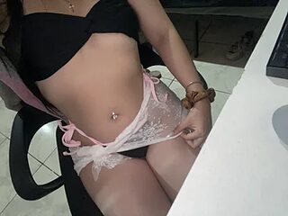 scarletmoon2398 live webcam thumbnail