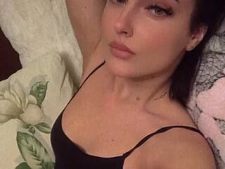 SelenaWouleds live webcam thumbnail