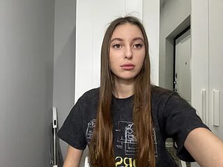 selena_favn live webcam thumbnail