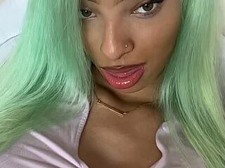 Shewaytoobad69 live webcam thumbnail
