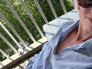 SkinnyMilf live webcam thumbnail