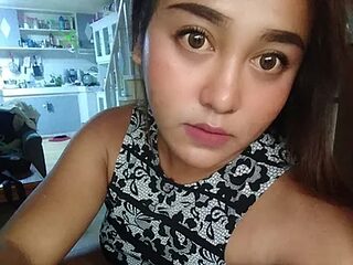 SLUTTYPERVERTMOM live webcam thumbnail