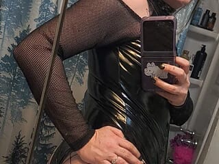 slutty-milf420 live webcam thumbnail