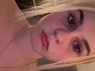 sluttyskyeee live webcam thumbnail