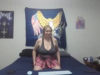 squeakerkitty live webcam thumbnail