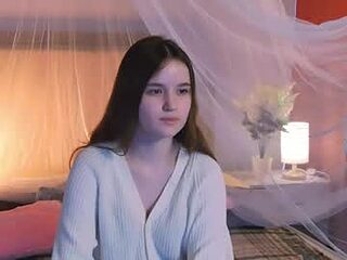 strawbunnybite live webcam thumbnail