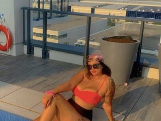 SultryCurves live webcam thumbnail