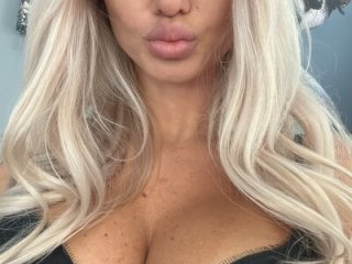 SweetBlondy35 live webcam thumbnail