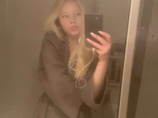 SweetieBlondiee live webcam thumbnail