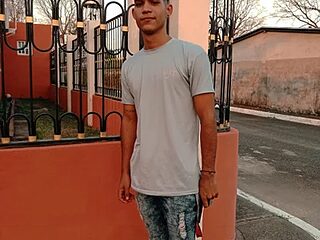 tanned_boy live webcam thumbnail