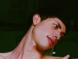 Thrio_23cmhot live webcam thumbnail