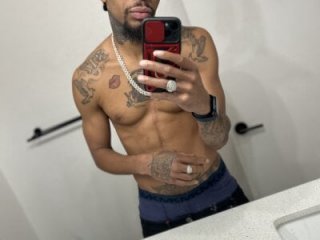 thefreakscomeoutatnight live webcam thumbnail