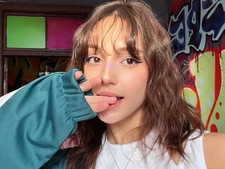 thisskiss live webcam thumbnail