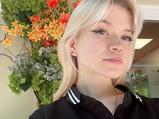 Velvet_Chaos live webcam thumbnail