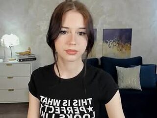 violetharmee live webcam thumbnail