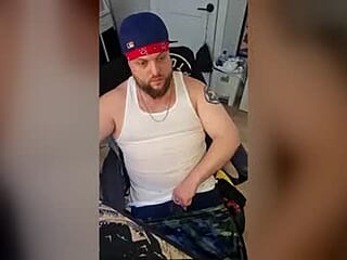 wifebeatershirtdude live webcam thumbnail