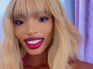 XOXOebony live webcam thumbnail