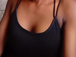 xoxopettitelue live webcam thumbnail