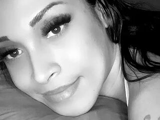 YasmimMayers live webcam thumbnail