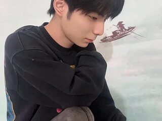 Yourlovingboy--001 live webcam thumbnail