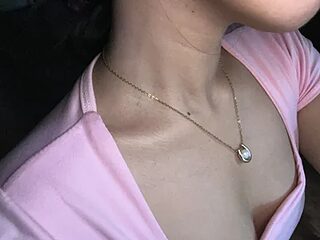 young_sophieee live webcam thumbnail
